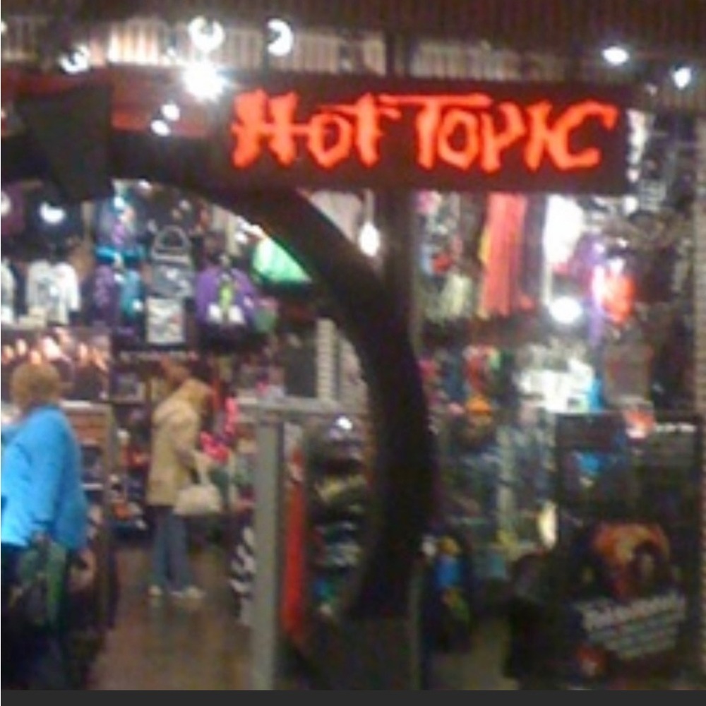 looking for vintage hot topic/torrid items!